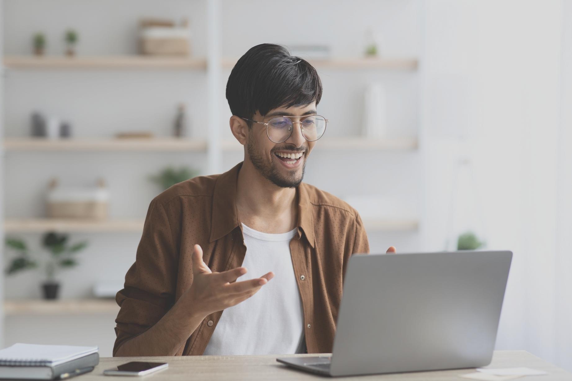 Espacio de trabajo colaborativo mostrando análisis financiero y sesiones de taller