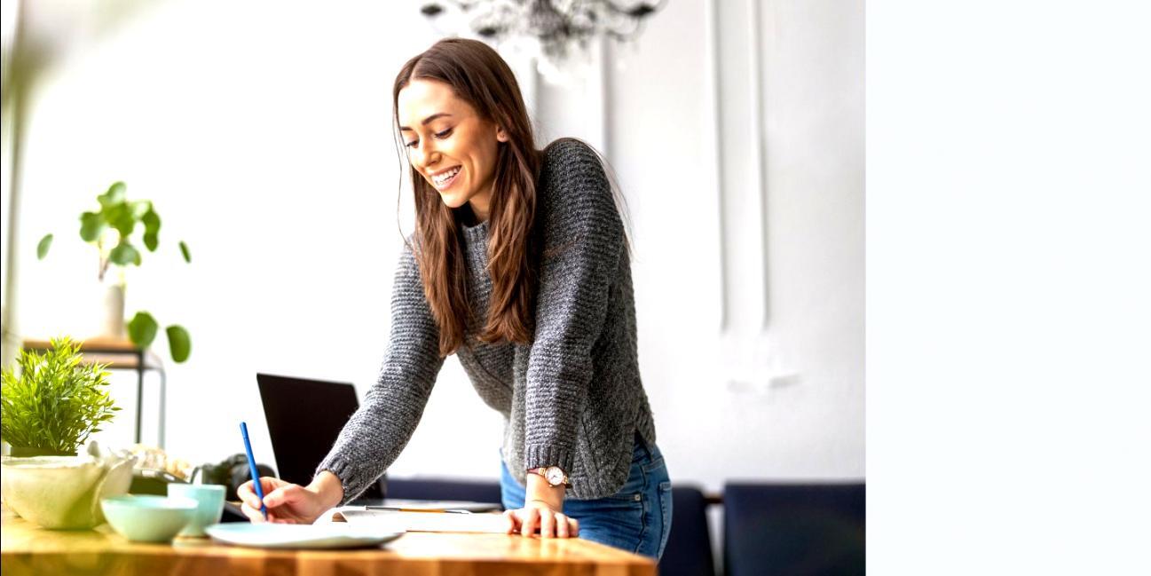 Espacio de trabajo con análisis financiero en pantalla y documentos presupuestarios
