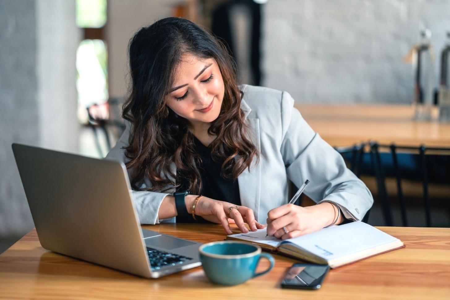 Profesionales analizando datos presupuestarios