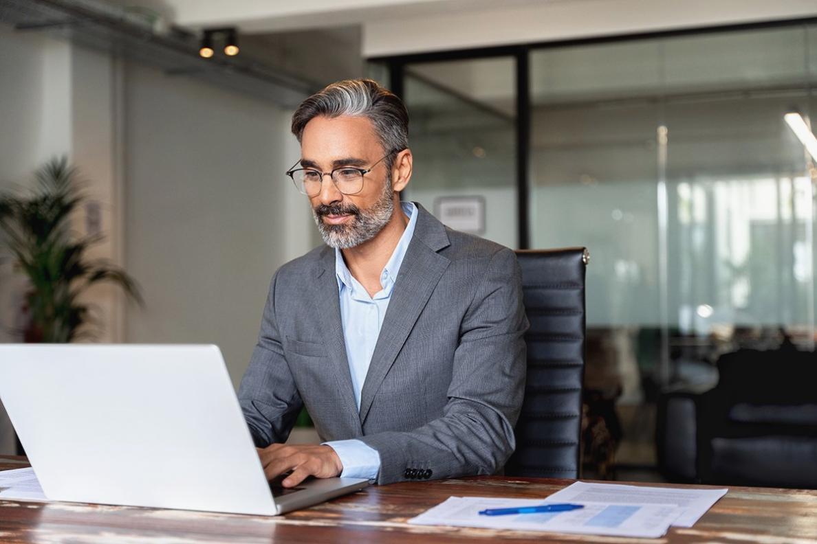 Profesionales trabajando en análisis financiero