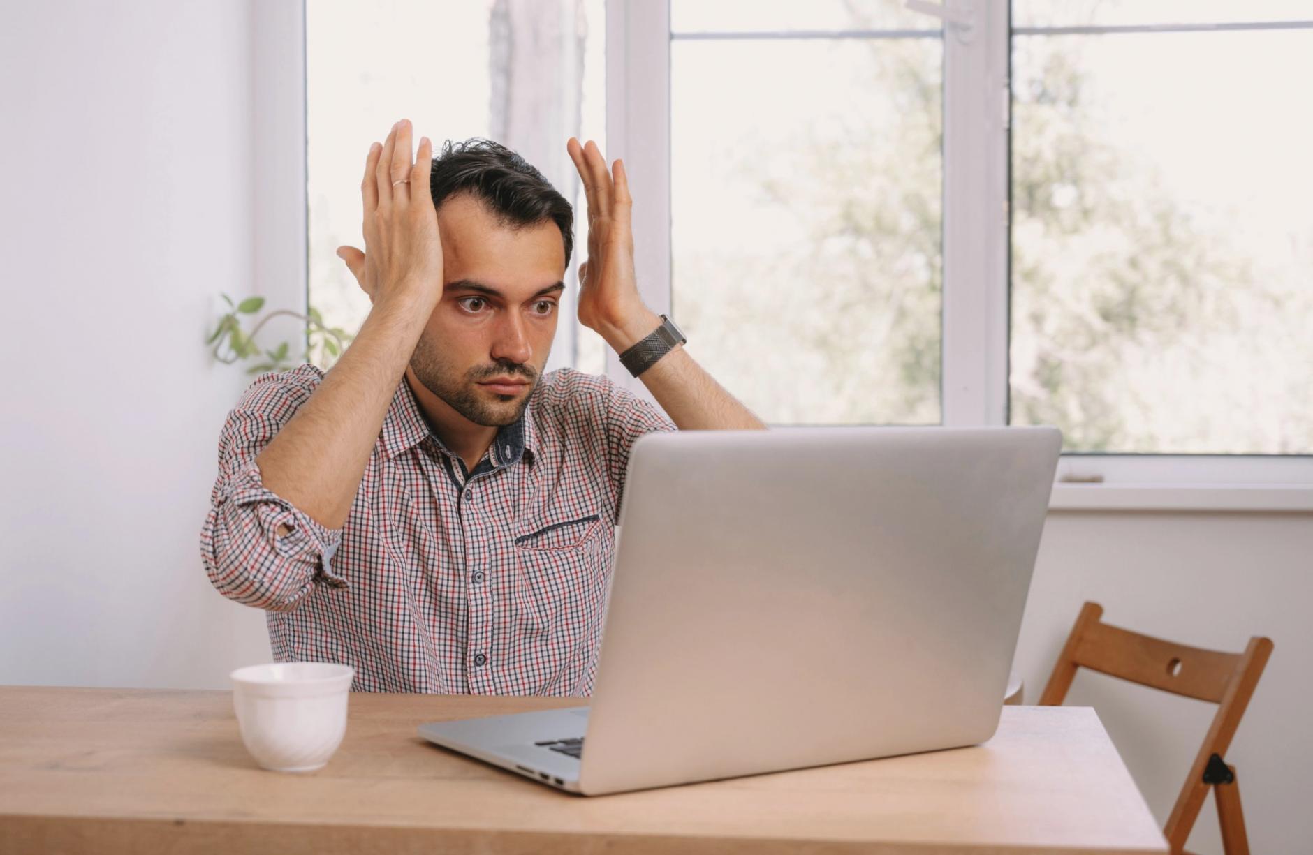 Consultor trabajando con cliente