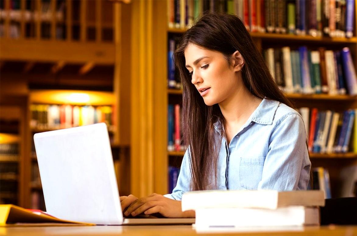 Analista financiero trabajando con reportes